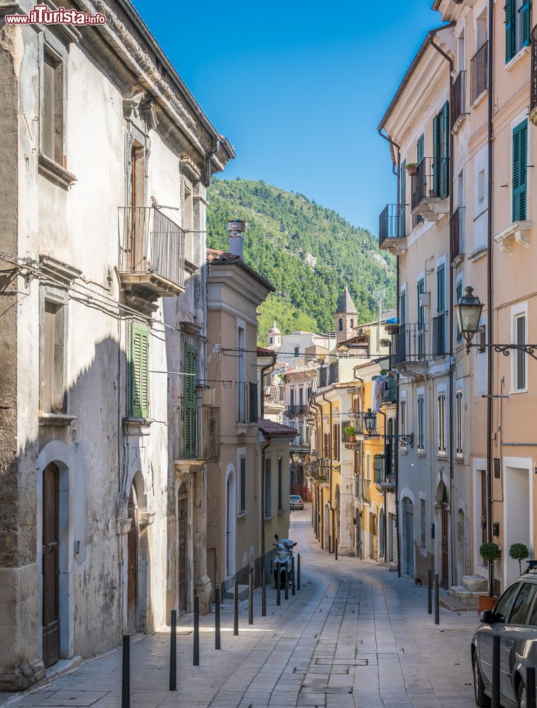 Immagine Una tipica stradina nel vecchio borgo di Popoli, provincia di Pescara, Abruzzo.