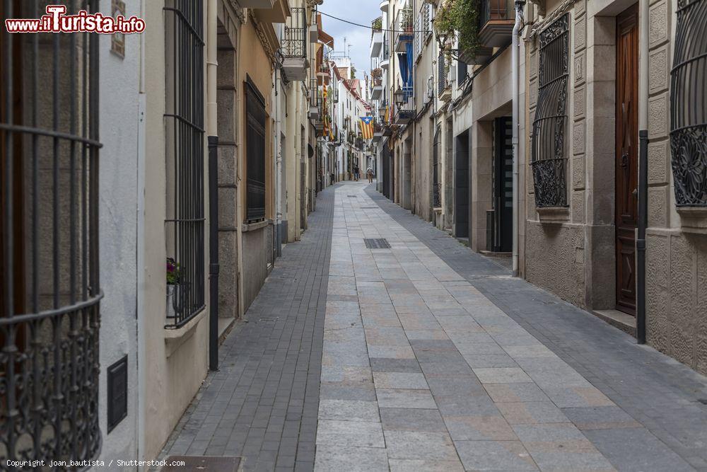 Immagine Una tipica via del villaggio catalano di Arenys de Mar in Catalogna, Spagna - © joan_bautista / Shutterstock.com