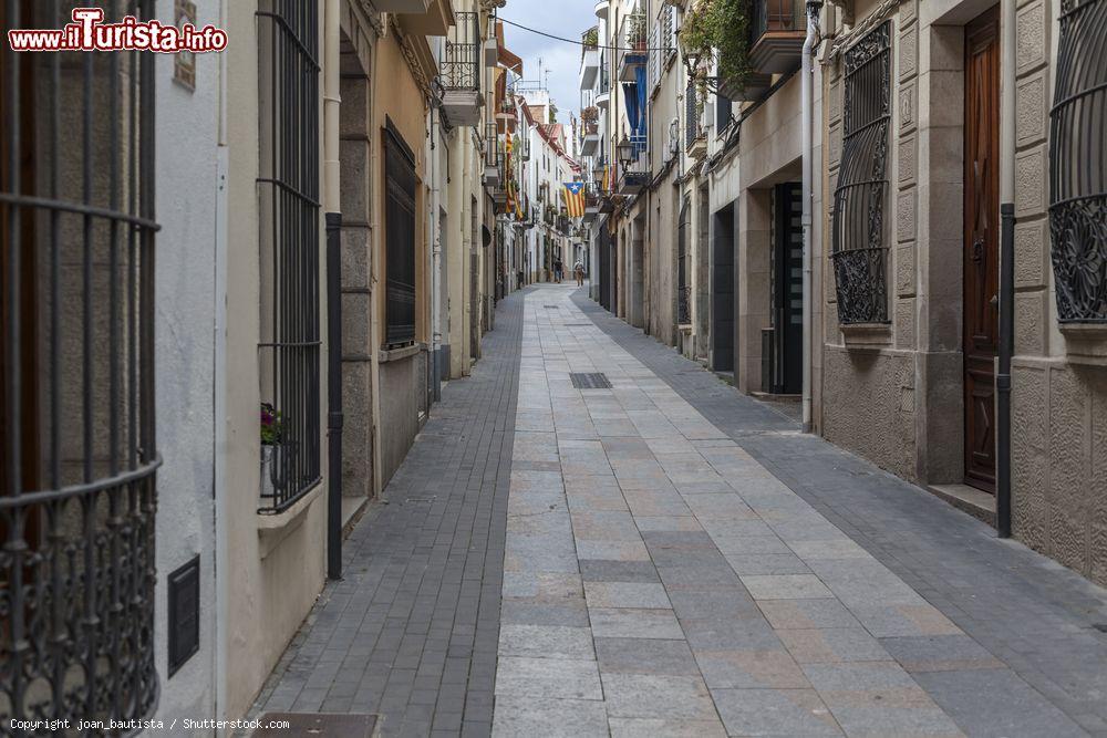 Immagine Una tipica via del villaggio catalano di Arenys de Mar in Catalogna, Spagna - © joan_bautista / Shutterstock.com