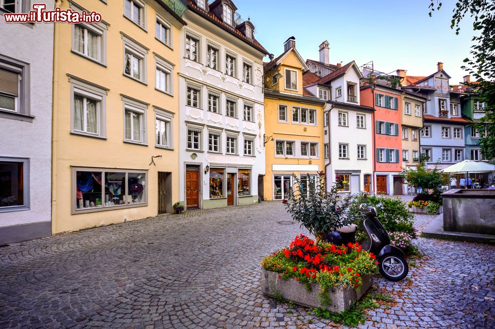 Immagine Una tipica via di Lindau, la città del lago di Costanza, Germania. Proprio la singolare e pittoresca posizione nel lago contribuisce a rendere questa località particolarmente apprezzata dai turisti.