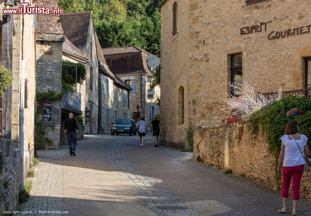 Immagine Una tipica viuzza acciottolata con vecchie case nel centro di Beynac-et-Cazenac, Francia - © wjarek / Shutterstock.com