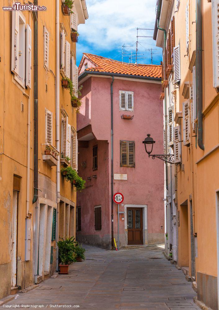 Immagine Una tipica viuzza con case affacciate nel centro di Muggia, vicino a Trieste - © Rsphotograph / Shutterstock.com