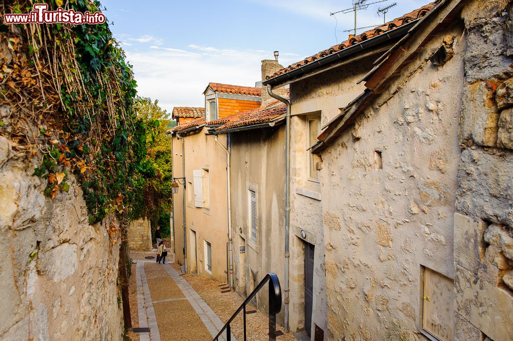 Immagine Una tipica viuzza del borgo medievale di Perigueux, Francia.