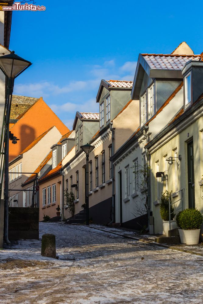 Immagine Una tipica viuzza nel centro storico della città di Odense, Danimarca. Prende il nome da Odino, il dio nordico della guerra, della poesia e della saggezza.
