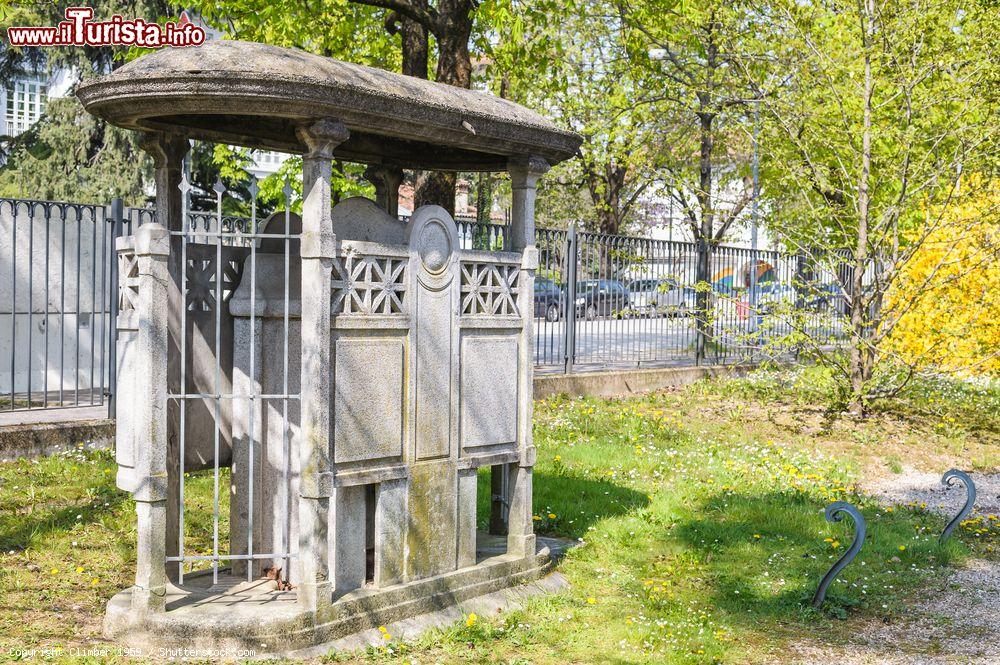 Immagine Una toilette pubblica dei primi del 1900 all'interno di un parco di Udine, Friuli Venezia Giulia - © Climber 1959 / Shutterstock.com