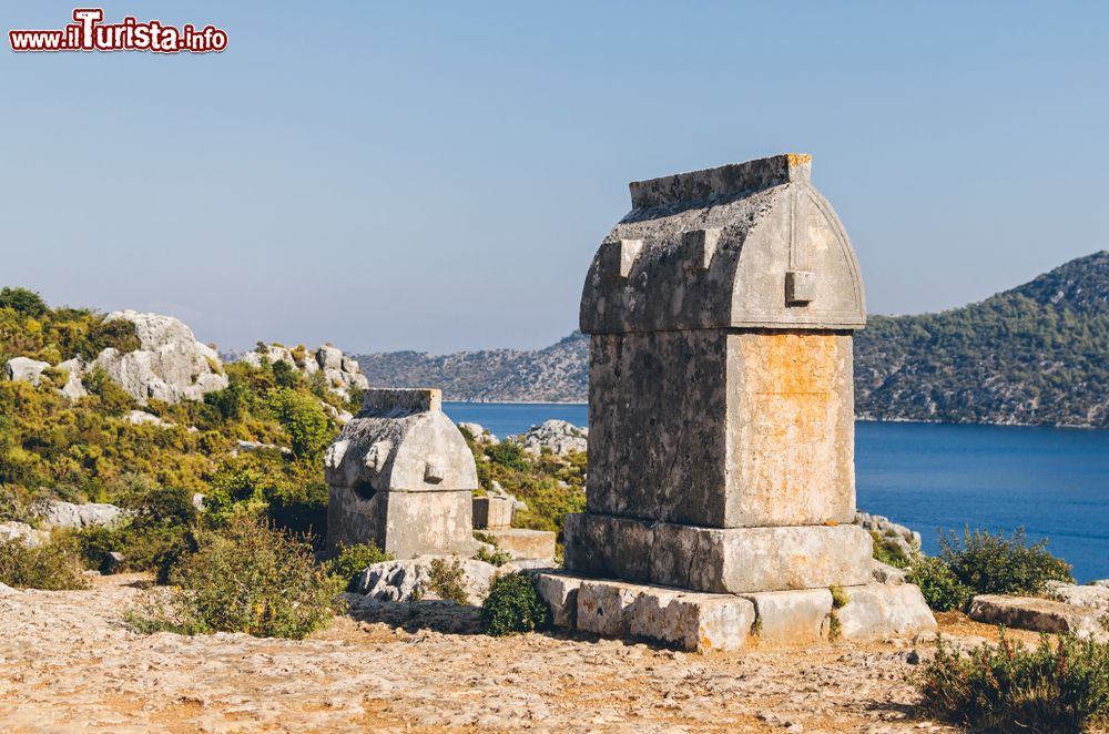 Immagine Una tomba licia su una collina di Simena, Turchia. Le uniche testimonianze che parlano della religiosità di questo popolo sono  i magnifici monumenti funebri che ancora oggi si possono ammirare.