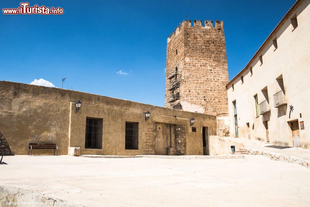 Immagine Una torre del castello di Bunol, Comunità Valenciana, Spagna - © Rafal Kubiak / Shutterstock.com