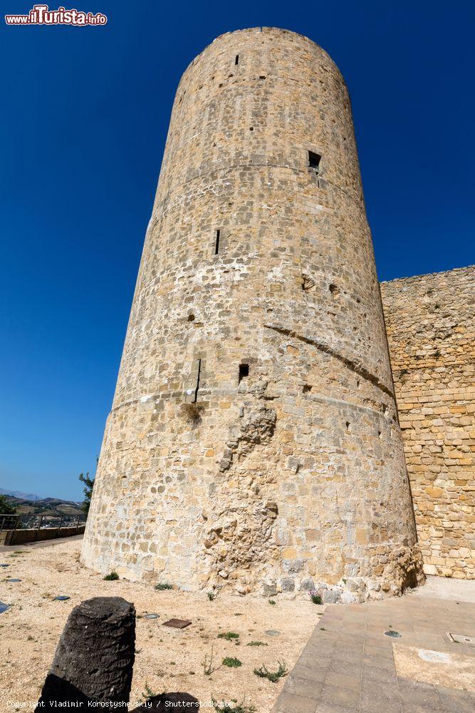 Immagine Una torre del castello normanno di Salemi, provincia di Trapani (Sicilia). Questa fortezza venne costruita nell'XI° secolo per volere di Ruggero d'Altavilla e rappresenta ancora oggi uno dei castelli meglio conservati dell'isola - © Vladimir Korostyshevskiy / Shutterstock.com
