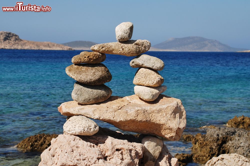 Immagine Una torre di ciottoli sulla spiaggia di Ftenagia a Emborio, isola di Chalki. Siamo in un'isola arida e selvaggia.