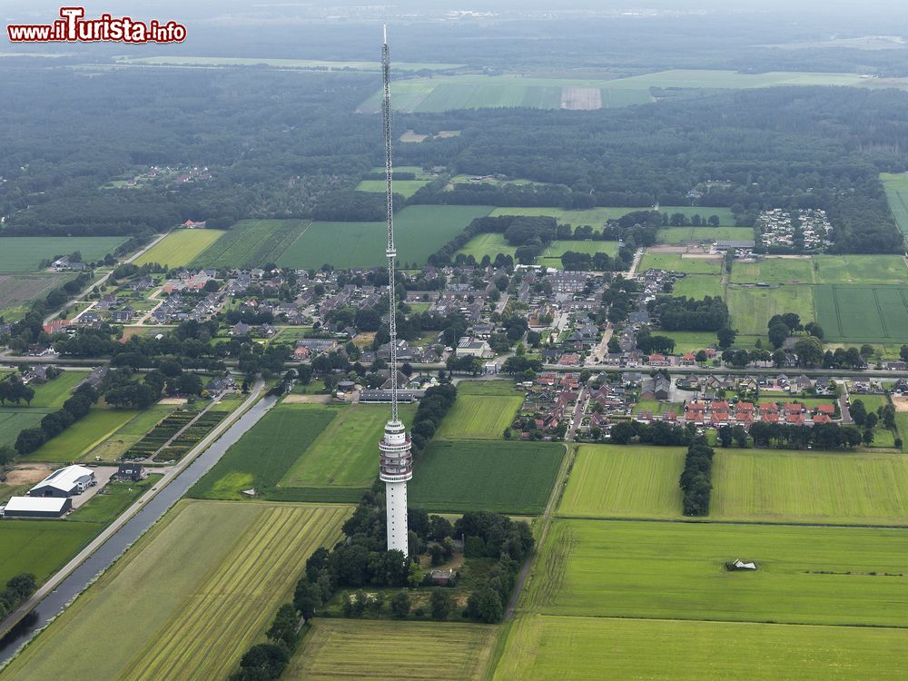 Immagine Una torre di trasmissione televisiva vista dall'alto a Smilde, Drenthe, Paesi Bassi. Sullo sfondo, il villaggio di Hoogersmilde, nei pressi di Assen, capoluogo di questa provincia.