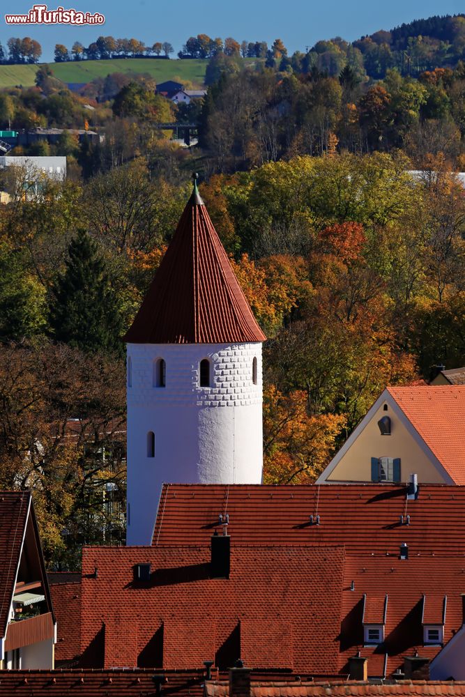 Immagine Una torre svetta sui tetti del centro storico di Kaufbeuren, Germania.