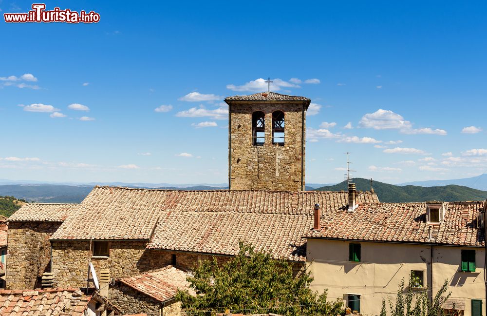 Immagine Una torre tra le case del centro antico di Montieri in Toscana