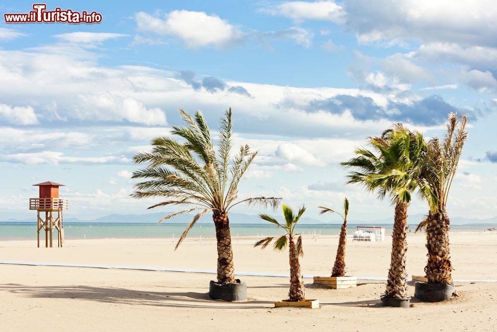 Immagine Una torretta da guardiaspiaggia su una spiaggia deserta di Narbonne, Francia.
