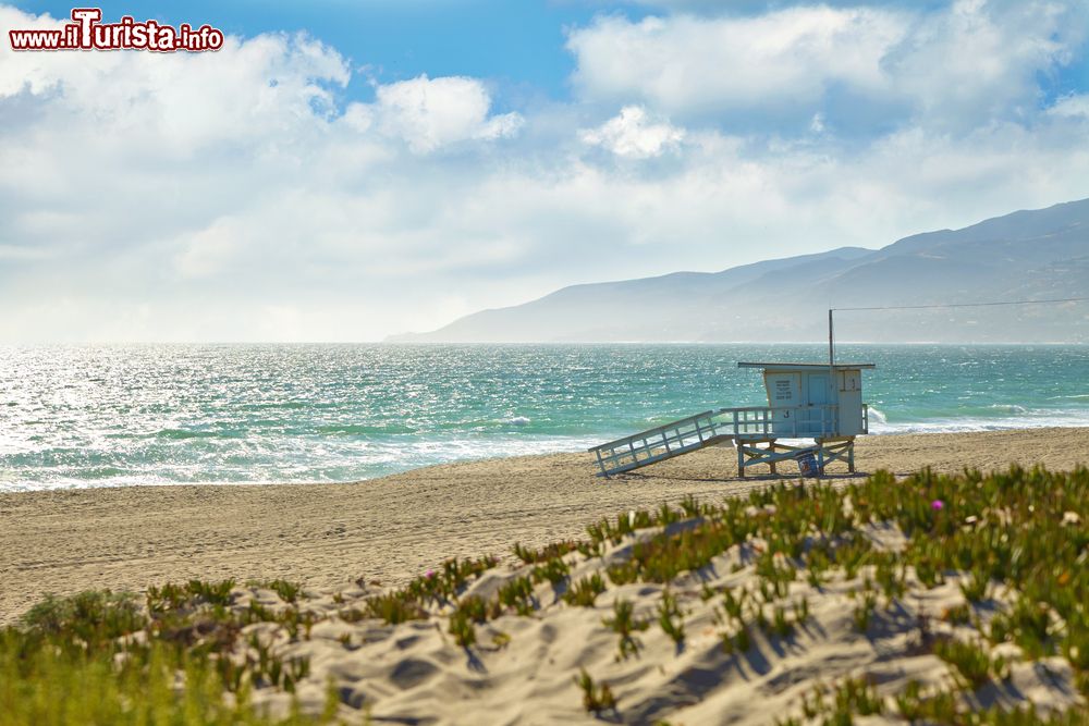 Immagine Una torretta dei guardaspiaggia sul litorale di Malibu, California.