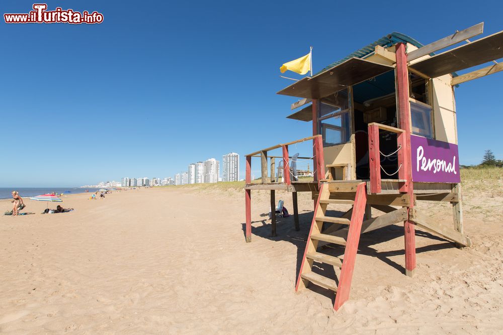 Immagine Una torretta di osservazione dei bagnini sulla spiaggia di Punta del Este, Uruguay.