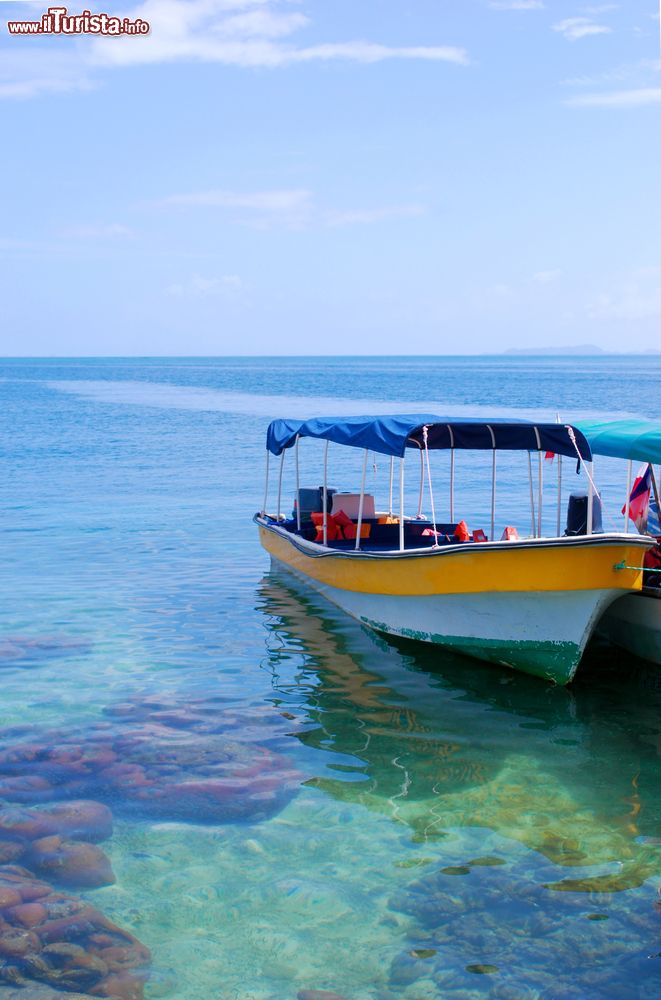 Immagine Una tradizionale barca per il trasporto ancorata a Bocas del Toro, Panama. 