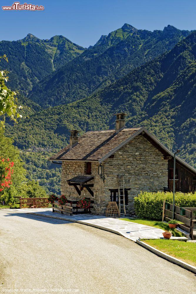 Immagine Una tradizionale casa di montagna a Crodo, Piemonte, Italia. Immersa nella natura e con le montagne a fare da cornice, questa bella casetta in pietra è solo una delle tante che si possono ammirare ancora oggi a Crodo - © FEDELE FERRARA / Shutterstock.com