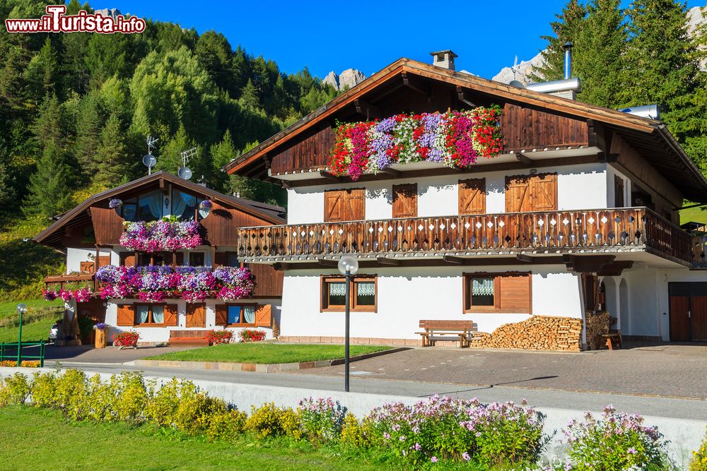 Immagine Una tradizionale casa di montagna con i fiori al balcone, Cortina d'Ampezzo, Dolomiti, Veneto.