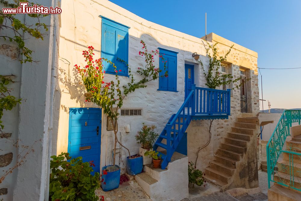 Immagine Una tradizionale casa greca con dettagli blu nel villaggio di Ermopoli, isola di Syros, Grecia.