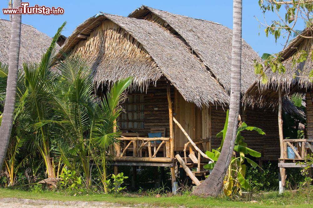 Immagine Una tradizionale casa in legno e paglia su una spiaggia di Koh Pha Ngan, Thailandia.