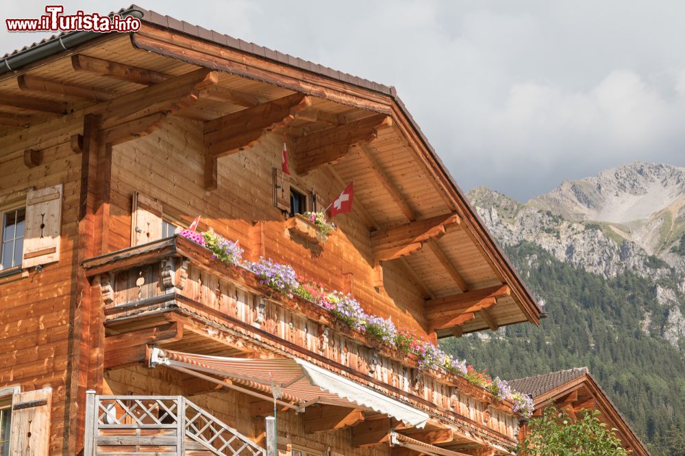 Immagine Una tradizionale casa in legno nel villaggio di Lenzerheide, Svizzera.