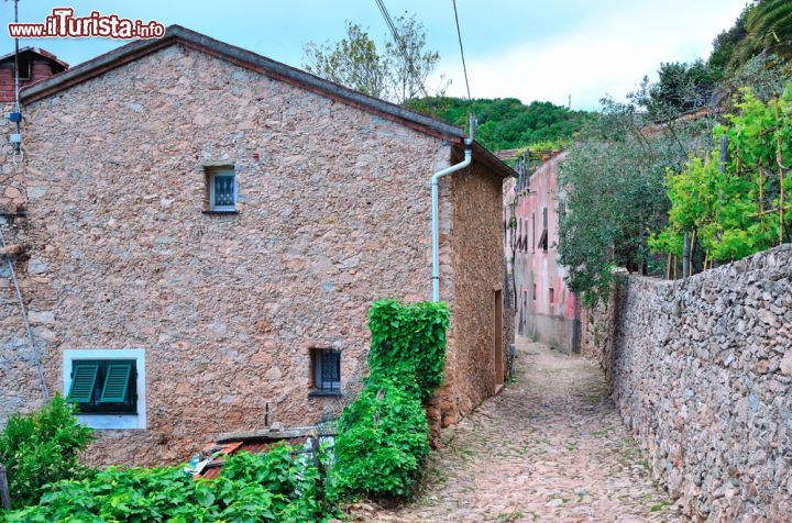 Immagine Una tradizionale casa in pietra nel Comune di Borgio Verezzi, Riviera di Ponente, Liguria - © maudanros / Shutterstock.com