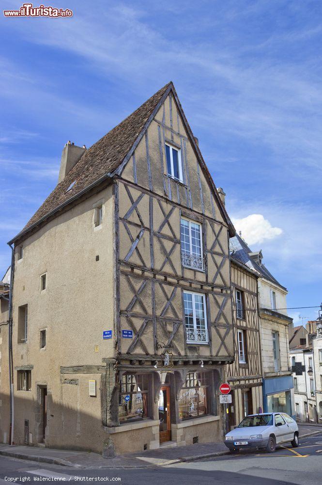 Immagine Una tradizionale casa medievale a graticcio nel centro di Poitiers, Francia - © Walencienne / Shutterstock.com