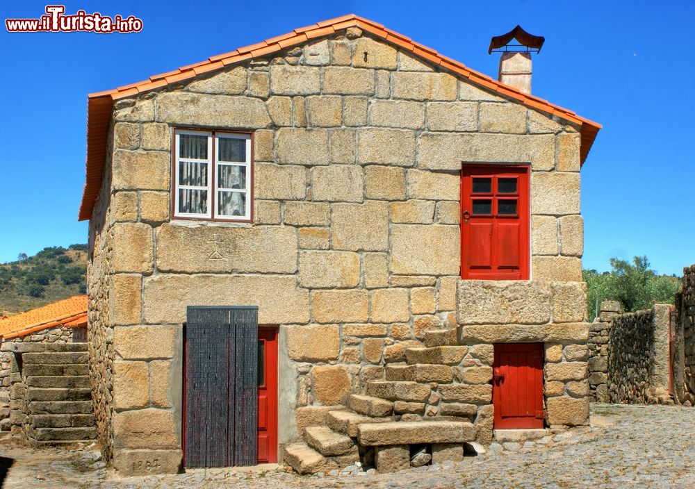 Immagine Una tradizionale casa rurale nella cittadina storica di Marialva, Portogallo.