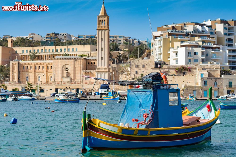 Immagine Una tradizionale e colorata barca da pesca maltese (Luzzu) ormeggiata al porto di Marsascala.