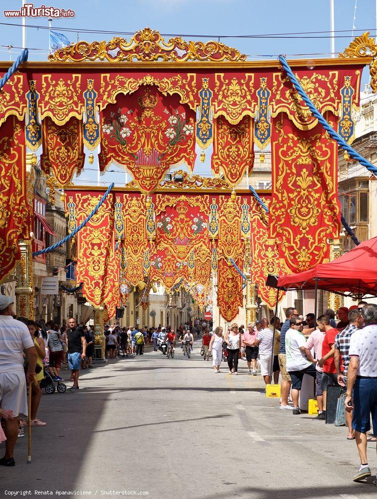 Immagine Una tradizionale festa nel centro di Zabbar con le strade decorate, Malta: abitanti e turisti partecipano numerosi - © Renata Apanaviciene / Shutterstock.com