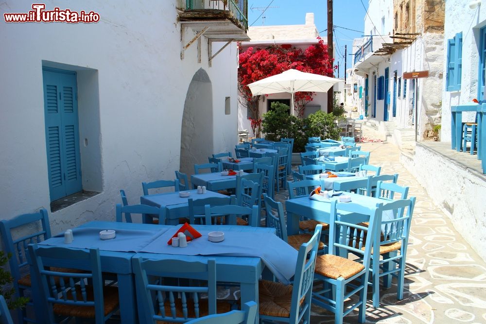 Immagine Una tradizionale taverna con sedie e tavoli nel villaggio di Chorio sull'isola di Kimolos, Grecia.