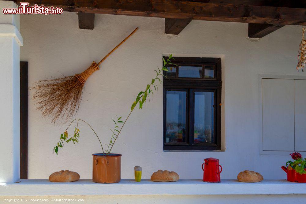 Immagine Una tradizionale veranda decorata nel villaggio di Holloko, sito Unesco, Ungheria - © GTS Productions / Shutterstock.com