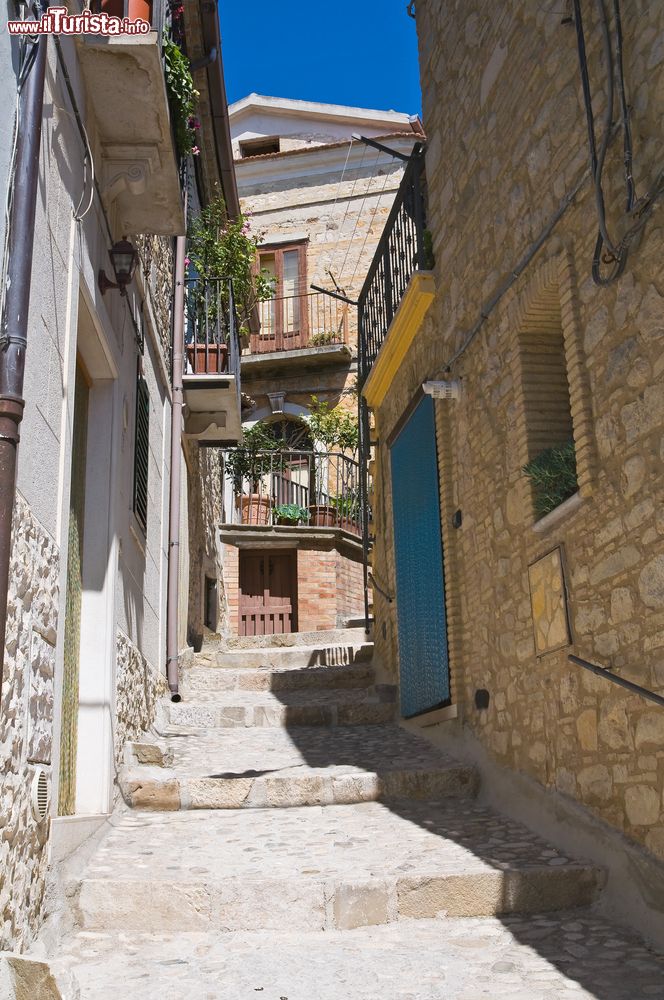 Immagine Una tradizionale viuzza nel centro storico di Sant'Agata di Puglia, Italia.