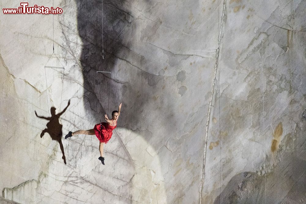 Immagine Una trapezista sul palcoscenico di rocce a Tones On The Stones  di Trontano