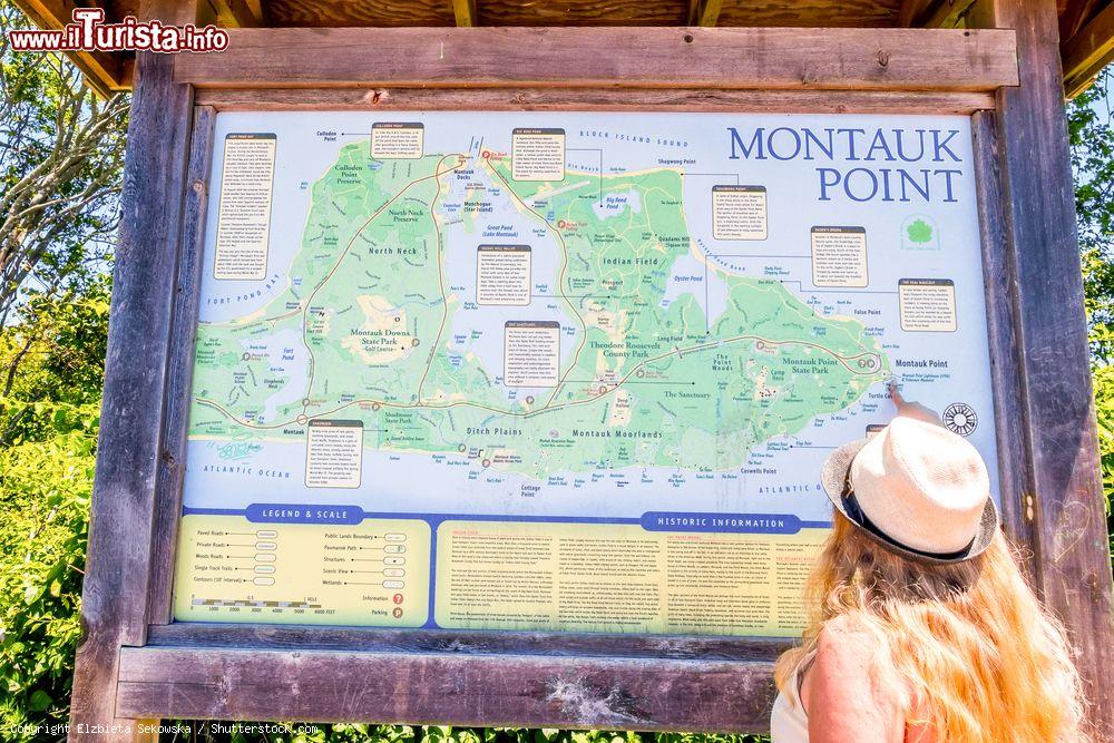 Immagine Una turista osserva la mappa della regione di Montauk, Long Island, New York - © Elzbieta Sekowska / Shutterstock.com