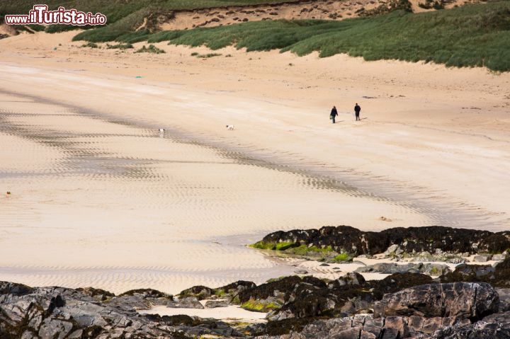 Immagine Panorama su una spiaggia dell'isola di Lewis and Harris, Scozia - Visto dall'alto appare di dimensioni ancora più ampie: il litorale di quest'isola della Scozia è un'immensa distesa di sabbia dorata su cui si affacciano formazioni rocciose dai colori più suggestivi © duchy / Shutterstock.com