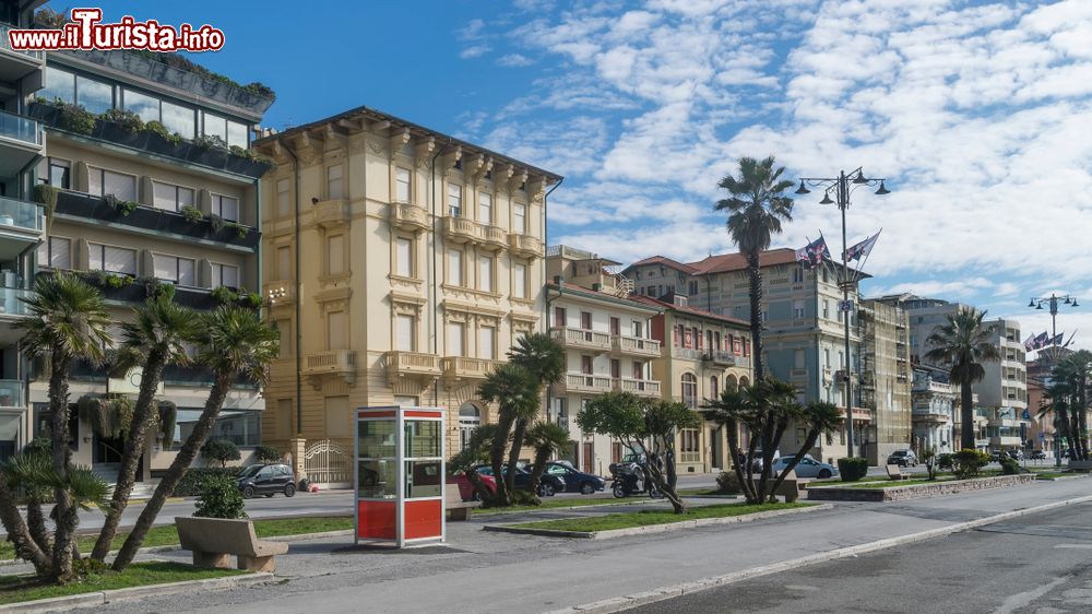 Immagine Una vecchia cabina telefonica sul lungomare di Viareggio, provincia di Lucca, Toscana.