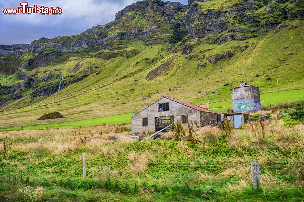 Immagine Una vecchia casa abbandonata nei dintorni di Skogar, Islanda.