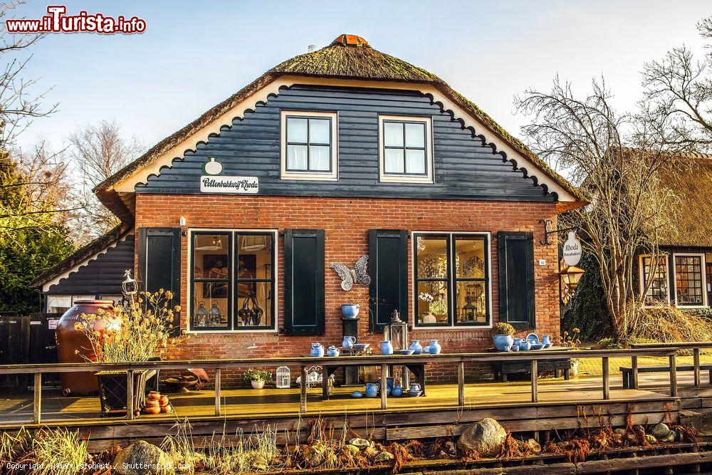 Immagine Una vecchia casa con il tetto in paglia a Giethoorn, Paesi Bassi - © InnervisionArt / Shutterstock.com