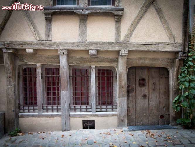 Immagine Una vecchia casa del centro storico di Angers, Francia. Travi in legno decorano la facciata di questa graziosa abitazione cittadina - © 157585307 / Shutterstock.com