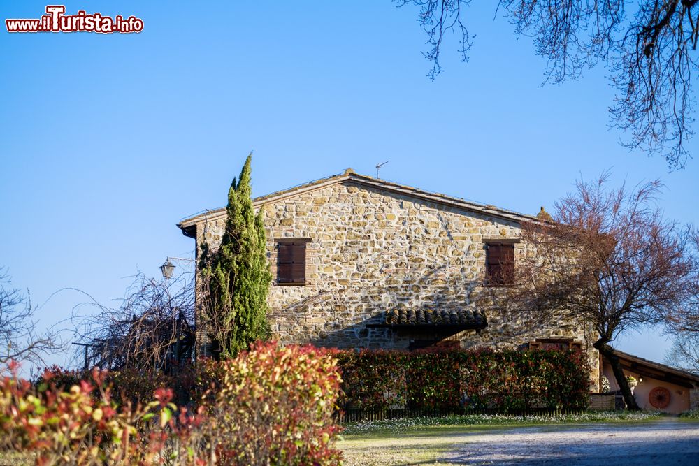 Immagine Una casa in sasso vicino a Castelraimondo, Provincia di Macerata, Marche.