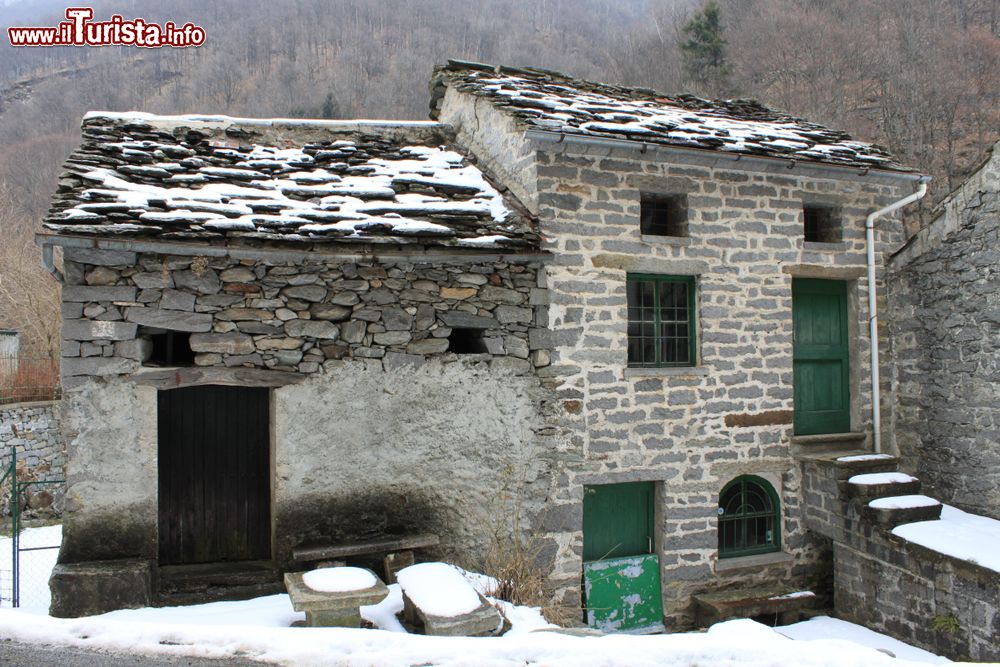 Immagine Una vecchia casa in pietra a Rosazza, Piemonte. Siamo in un piccolo paesino nella Valle del Cervo stretta fra quella del Lys e la Valsesia.