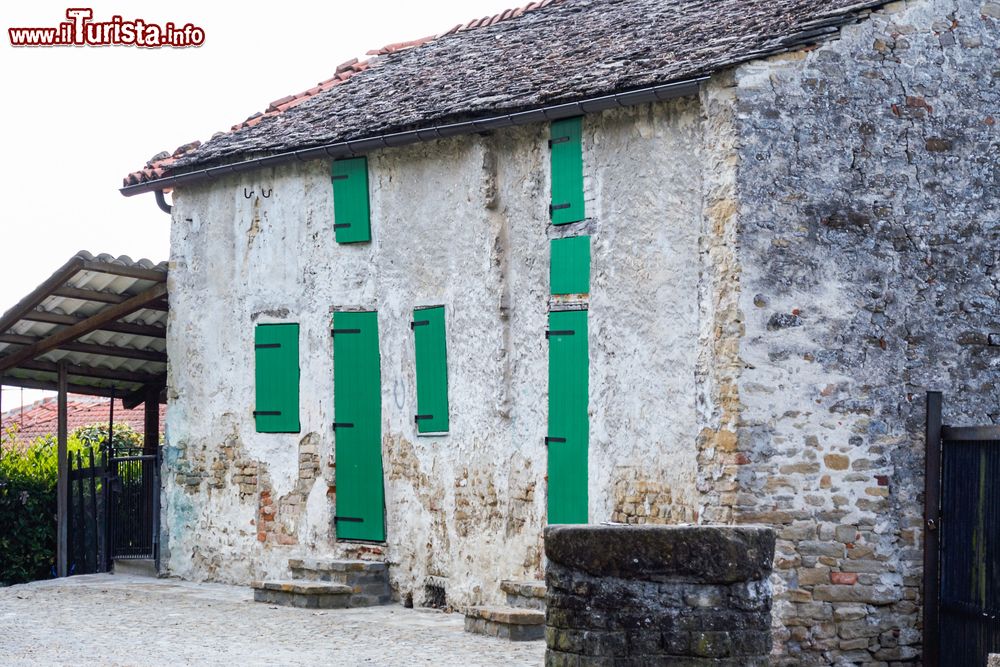 Immagine Una vecchia casa in pietra con infissi in legno verde a Murazzano, Langhe, Piemonte.