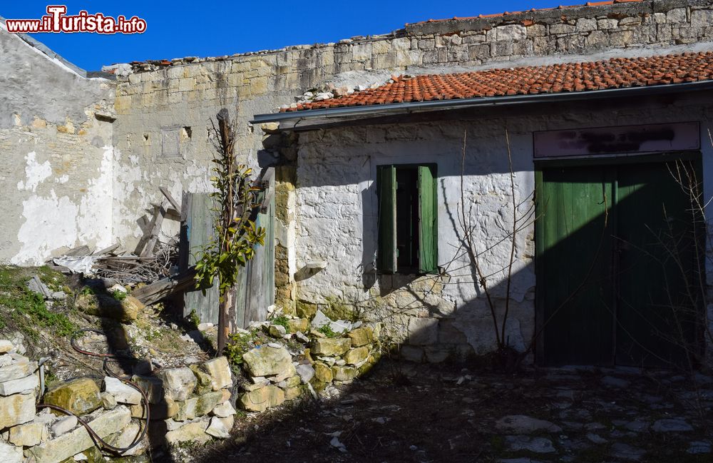 Immagine Una vecchia casa nel villaggio di Omodos, Cipro. Siamo sui monti Troodos che raggiungono i 1952 metri di altezza con la cima del Monte Olimpo.