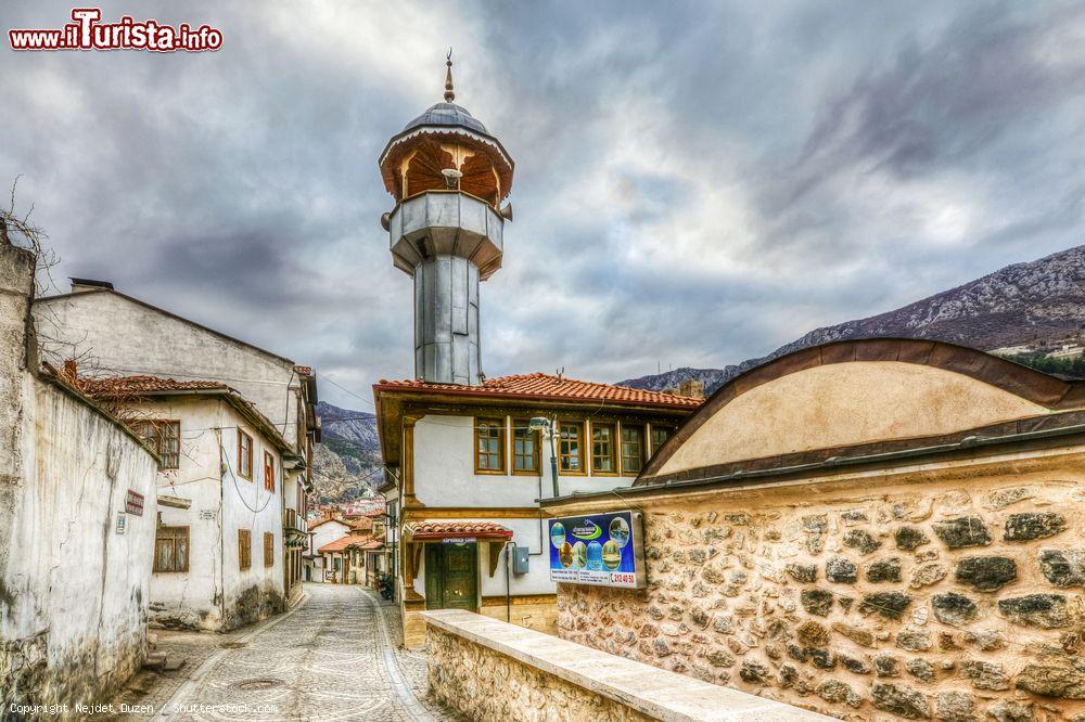 Immagine Una vecchia casa ottomana a Amasya, Turchia, vista dal fiume Yesilirmak. Questa popolare località turistica si trova nel medio Mar Nero e venne fondata sulle pendici del monte Harsena - © Nejdet Duzen / Shutterstock.com