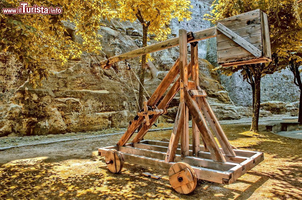 Immagine Una vecchia catapulta in legno ospitata nel centro di Offagna, Ancona, Marche. 