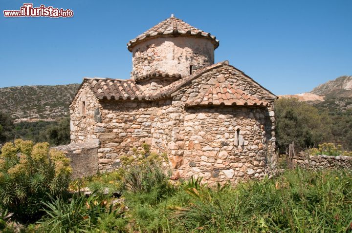 Immagine Una vecchia chiesa dell'isola di Naxos, Grecia - Una delle graziose chiesette che sorgono nell'entroterra di Naxos © Alberto Loyo / Shutterstock.com