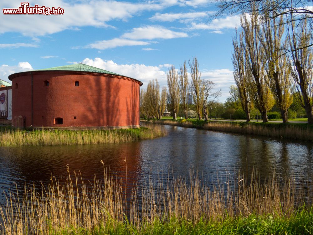 Immagine Una vecchia fortezza in mattoni nella cittadina di Malmo, Svezia.