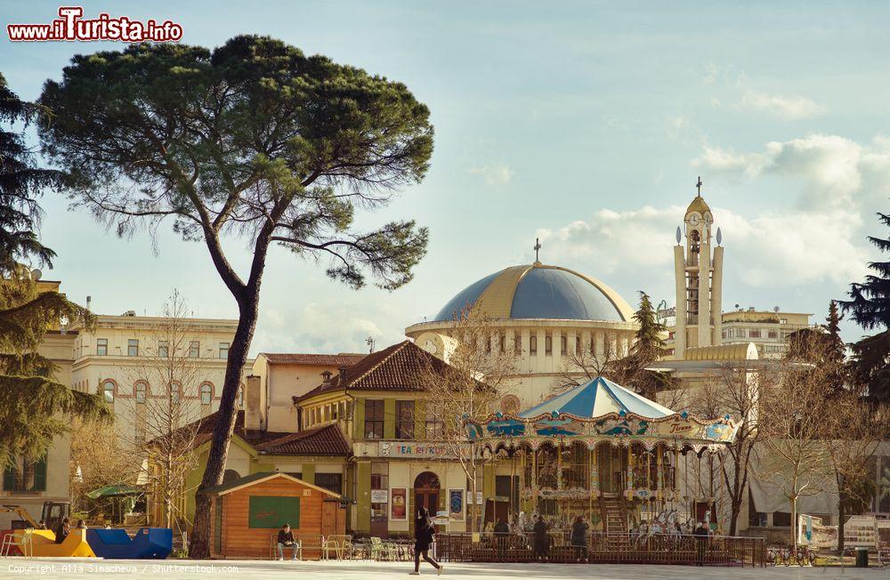 Immagine Una vecchia giostra in piazza Scanderbeg a Tirana, Albania. Sullo sfondo, palazzi storici e edifici religiosi - © Alla Simacheva / Shutterstock.com