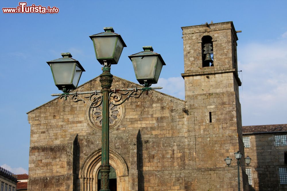 Immagine Una vecchia lampada da strada con la chiesa di Barcelos sullo sfondo, distretto di Braga, Portogallo.